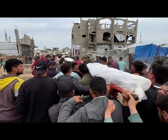 Replay Gaza : les habitants enterrent des victimes des frappes israéliennes de mercredi