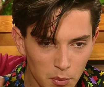 Replay Hélène et les garçons - S04 E12 - Une place encore chaude