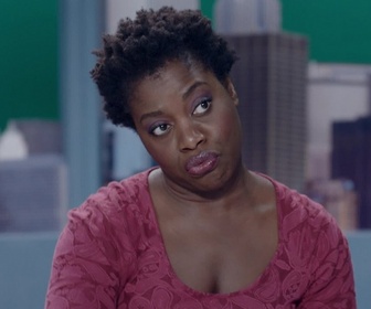 Replay C'est la crise ! - S01 E02 - Nouvelle vie