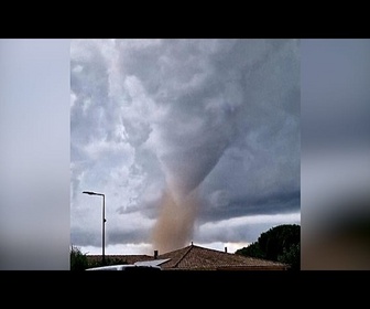 Replay Une vidéo montre une tornade se former au-dessus d'un village en France