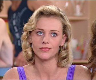 Replay Les filles d'à côté - S03 E13 - Super copine