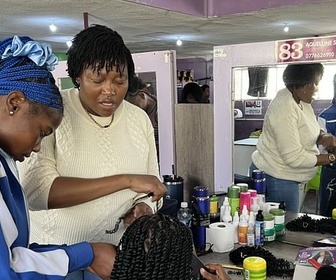 Replay Zimbabwe, l'art des tresses africaines - 360° Reportage