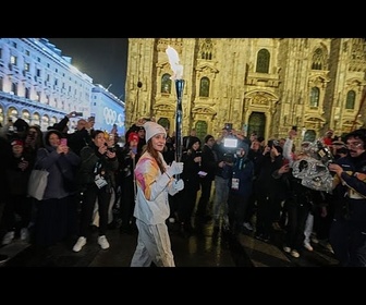 Replay La flamme des JO d'hiver illumine Milan, la foule envahit la Piazza Duomo