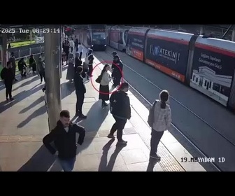 Replay Sauvée in extremis : une femme évite tout juste d'être écrasée par un tramway