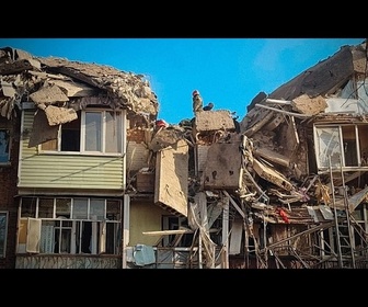 Replay Ukraine : selon Zelensky, l'attaque russe qui a fait 12 morts est un cadeau d'anniversaire à...
