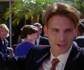 Replay Beverly Hills, 90210 - S07 E14 - Spéculation