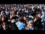 Replay Des supporters argentins chantent et dansent après la remontée contre l'Égypte au Mondial