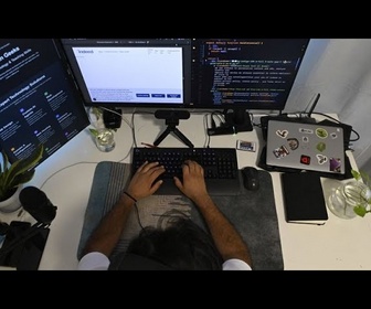 Replay Grèce : un réfugié enseigne le codage informatique à des jeunes femmes afghanes