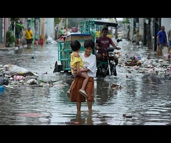 Replay Le puissant typhon Fung-wong ravage les Philippines: 8 morts, 1,4 million de déplacés