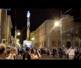 Replay Italie : une ville porte dans ses rues une imposante statue de la Vierge Marie