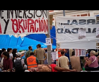 Replay des milliers de Madrilènes campent à la Puerta del Sol après l'expulsion d'une octogénaire