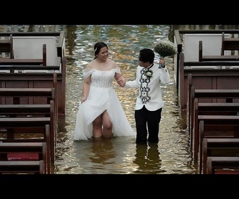 Replay Le typhon n'empêche pas un mariage dans une église inondée aux Philippines