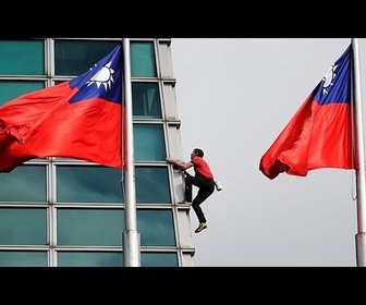 Replay Un grimpeur américain escalade le gratte-ciel Taipei 101 (508 mètres) sans corde de sécurité