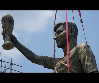 Replay La statue géante de Lionel Messi démontée à Calcutta