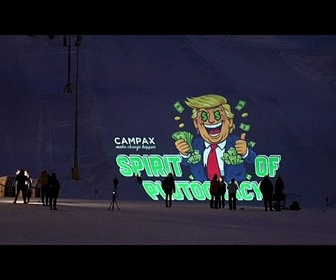 Replay Des militants projettent une image satirique de Trump à Davos