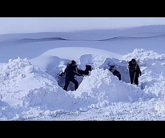 Replay Des secouristes évacuent des centaines après une tempête de neige en Extrême-Orient russe
