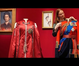 Replay Une exposition retrace la vie de la reine Élisabeth II à travers la mode