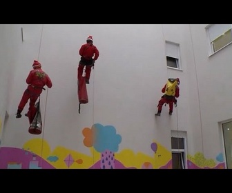 Replay No Comment : le père Noël fait de l'escalade pour les enfants malades