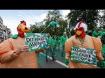 Replay Des dizaines de milliers de manifestants défilent à Bruxelles lors de la grève nationale en Belgique