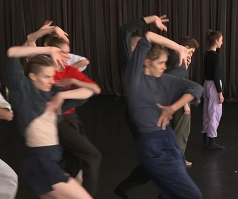 Replay ARTE Journal - Danse : Hofesh Shechter en répétition à l'Opéra de Paris