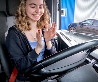 Replay Les routiers : profession chauffeur poids lourd - S2E1 - Laure et Marina