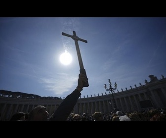 Replay Le pape François dans un état critique : des signes précoces d'insuffisance rénale