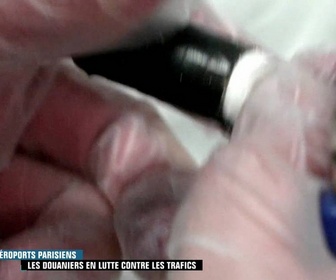Replay Enquête d'action - Aéroports parisiens : les douaniers en lutte contre les trafics