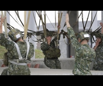 Replay No Comment : incroyable entrainement des parachutistes taiwanais