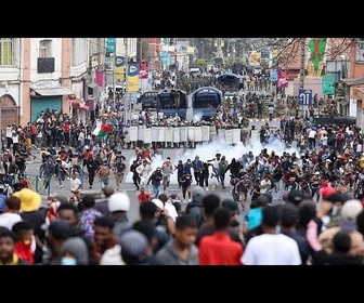 Replay Des milliers de personnes manifestent à Antananarivo pour exiger la démission du président Rajoelina