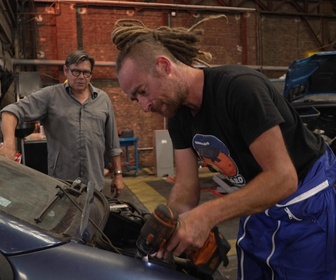 Replay Top Mecanic : 5 jours pour restaurer une épave - S6E29 - Jour 4 - Semaine spéciale animateur de Top Gear France