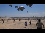 Replay La foule, dans une ruée chaotique, se précipite vers l'aide parachutée à Gaza