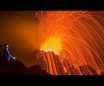 Replay Des coulées de lave atteignent l'océan à La Réunion, une première en près de 20 ans