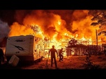 Replay Un incendie ravage des maisons dans une ville historique de la ruée vers l'or en Californie