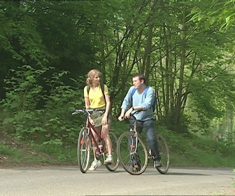 Replay Un gars, une fille - S2E56 - En vélo