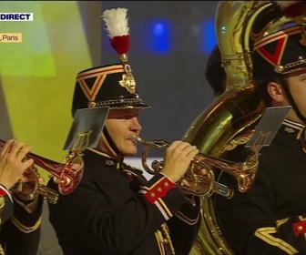 Replay La Garde républicaine joue I Will Survive de Gloria Gaynor, en l'honneur des Jeux Olympiques et Paralympiques 2024 de Paris, aux BFM Awards