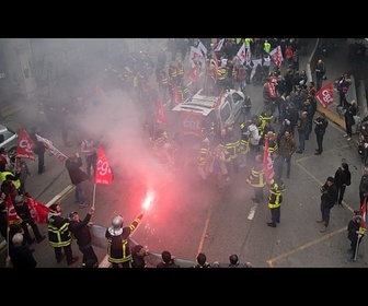 Replay Les pompiers manifestent à la tour Eiffel pour réclamer plus de moyens