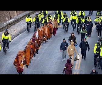 Replay Des moines bouddhistes achèvent une marche pour la paix de 3 700 km vers Washington DC