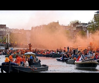 Replay Des milliers de personnes envahissent les rues et les canaux d'Amsterdam pour l'anniversaire du roi