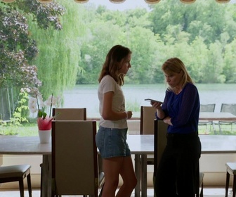 Replay Petits secrets en famille - Le monstre du lac - famille Genillac