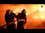 Replay Regardez : Des centaines de pompiers luttent contre un violent incendie près de Prague