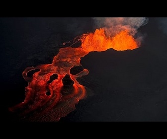 Replay Hawaï: Kilauea en éruption depuis l'an dernier, fontaines de lave à des centaines de mètres