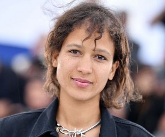 Replay 28 minutes - Mati Diop documente la restitution d'œuvres à l'Afrique