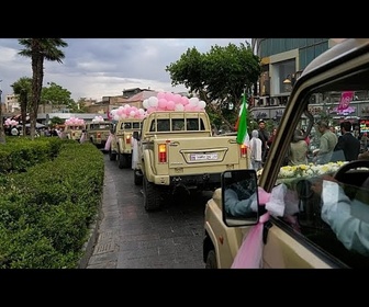 Replay À Téhéran, un mariage de masse transforme des véhicules militaires en voitures de mariés