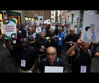Replay Des prêtres à Rome marchent vers le parlement en solidarité avec les Palestiniens