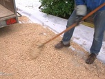 Replay Un jour, un doc week-end - En famille, ils construisent la maison de leurs rêves (2/2)