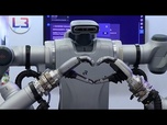 Replay Une entreprise taïwanaise présente un nouveau véhicule électrique et un robot humanoïde barista