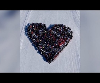Replay À Crans-Montana, hommage émouvant aux victimes de l'incendie et aux secouristes