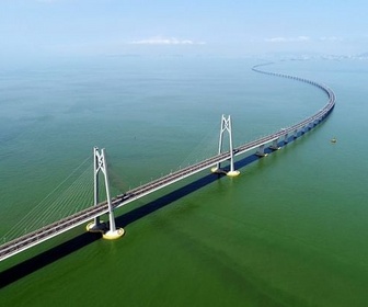 Replay 28 minutes - Un pont suspendu qui donne le vertige