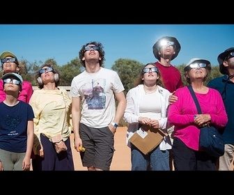 Replay Éclipse solaire : files d'attente et pénuries de lunettes de protection en Europe