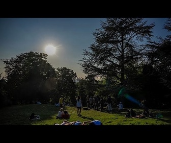 Replay Canicule en France : les Parisiens se réfugient dans les parcs la nuit